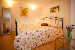 Отель Kamenita Apartment  Сплит